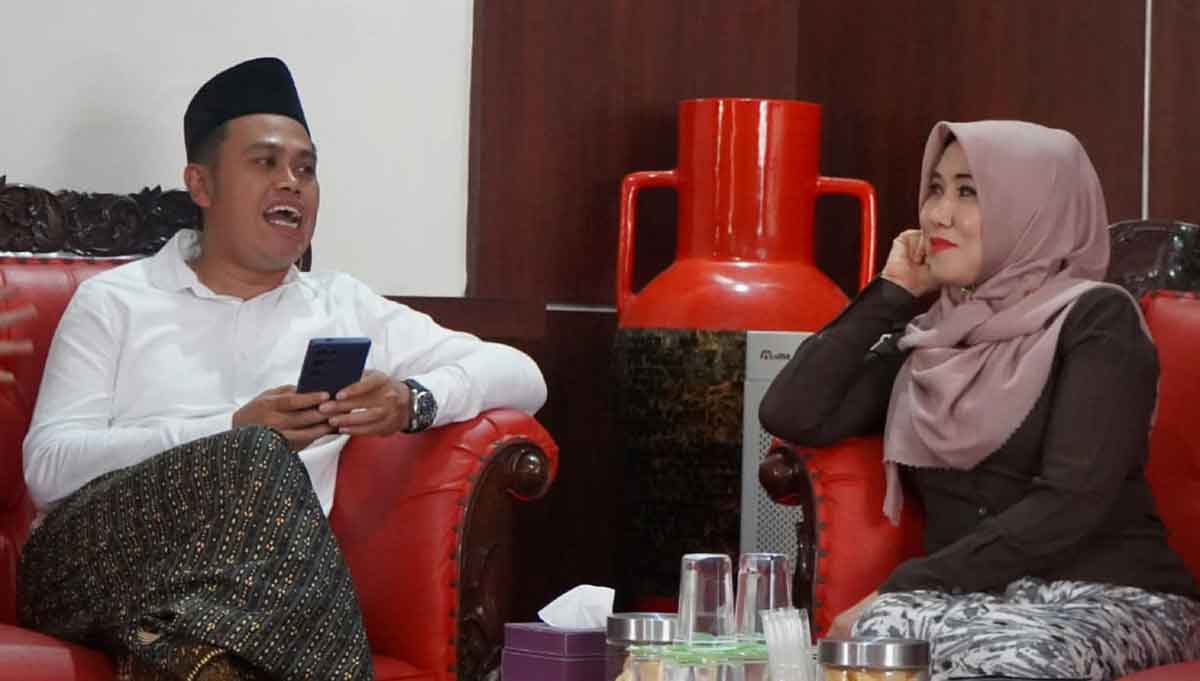 Wali Kota Blitar, Syauqul Muhibbin, saat berbincang dengan anggota DPD RI, Lia Istifhama.