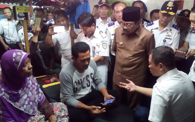 Menhub Ignasius Jonan didampingi Gubernur Jatim Soekarwo, berdialog dengan penumpang kapal untuk keperluan balik. foto: DEVI F A/ BANGSAONLINE