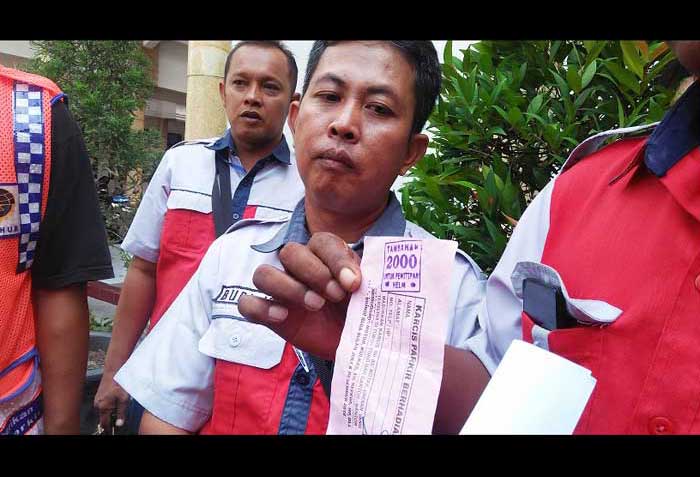 Para jukir yang mengaku ke DPRD Kota Blitar pasca OTT oleh Polres Kota Blitar. Foto: Akina Nur Alana/ BANGSAONLINE