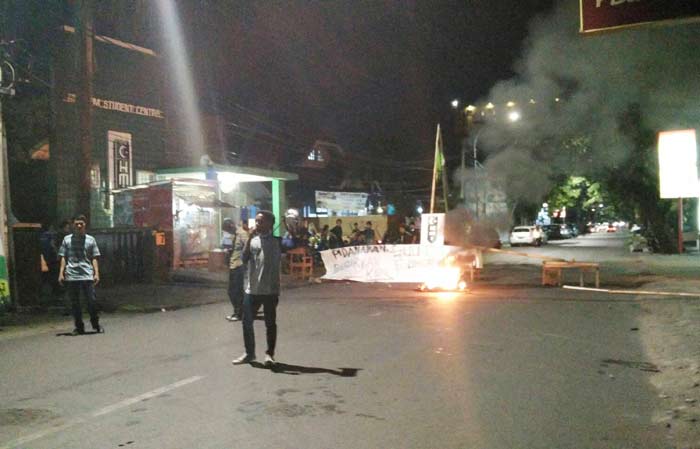 Aktivis HMI Cabang Makassar memblokade Jl Botolembangan yang terletak di depan Sekretariat HMI Cabang Makassar dari siang hingga malam hari.