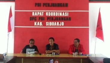 PENDAFTARAN –Tito Pradopo (tengah) didampingi Bambang Rijoko (kanan) memberikan penjelasan seputar penjaringan calon, di Sekretariat PDIP Sidoarjo, Kamis (23/4). foto: musta’in/BANGSAONLINE
