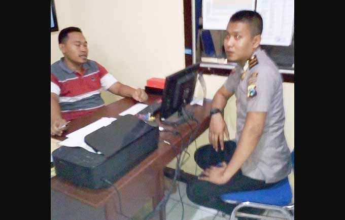 Teguh saat diperiksa polisi. foto: AKINA/ BANGSAONLINE