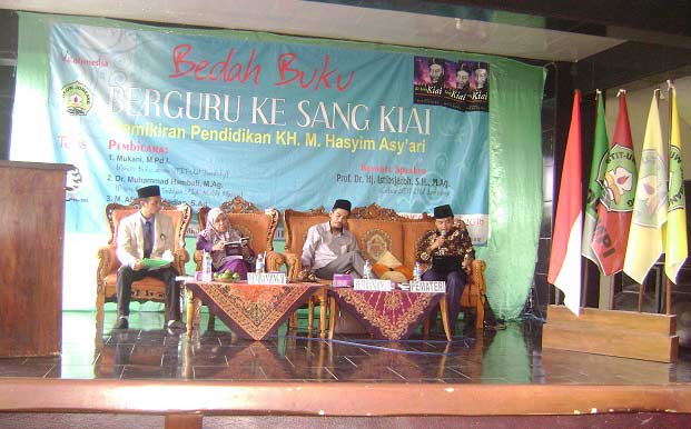 Mukani saat bedah buku di kampus STIT Al-Urwatul Wutsqo Bulurejo, Kabupaten Jombang, Minggu (22/5).