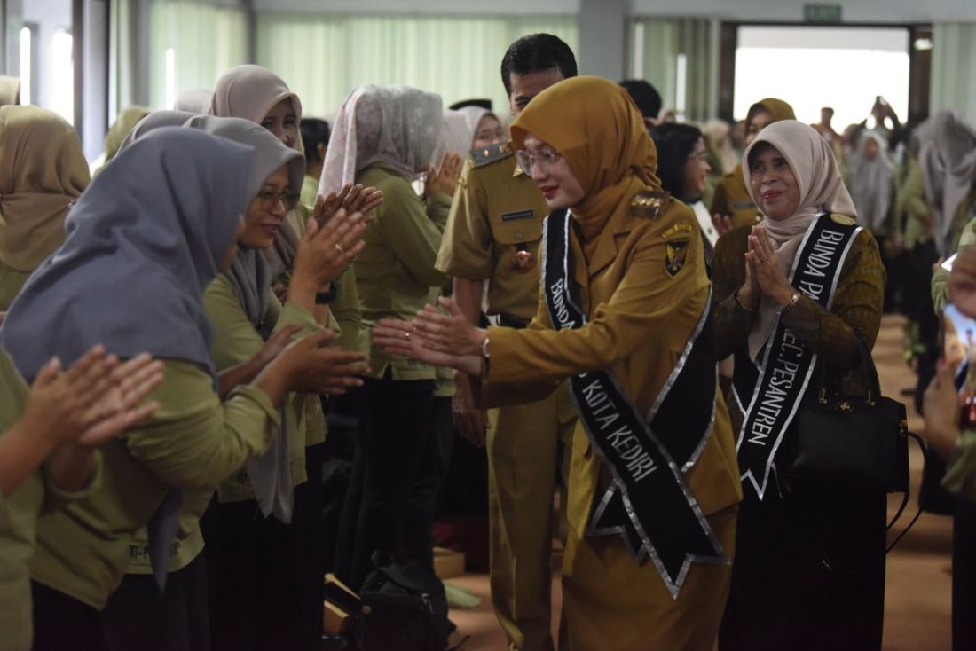 Wali Kota Kediri Vinanda Prameswati saat menyalami pada guru peserta 
 Workshop.