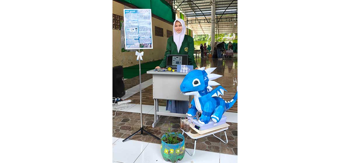 Santri MA Sains Bina Insan Kamil Tuban bersama robot penyiram tanaman otomatisnya.