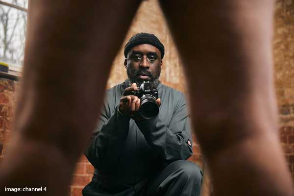 Fotografer Ajamu mengabadikan penis ereksi. foto: channel 4