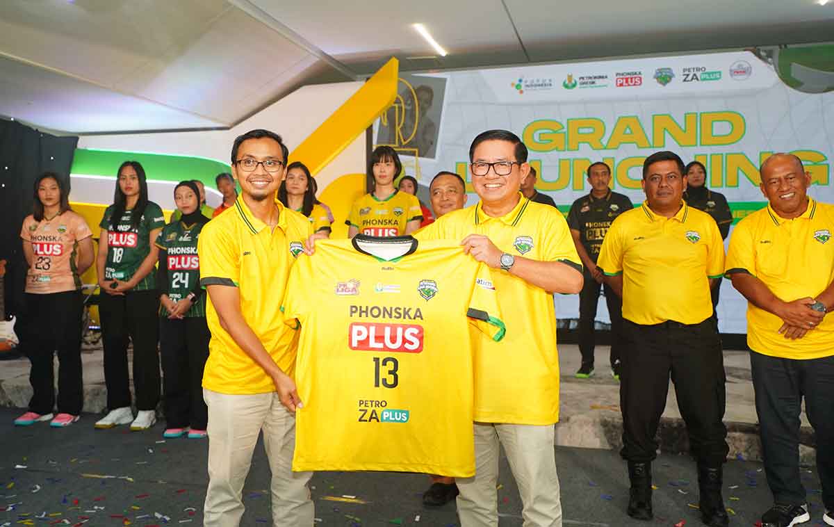 Dirut Petrokimia Gresik, Dwi Satriyo Annurogo (kanan), saat menunjukkan jersey ketika launching GPPI. Foto: Ist