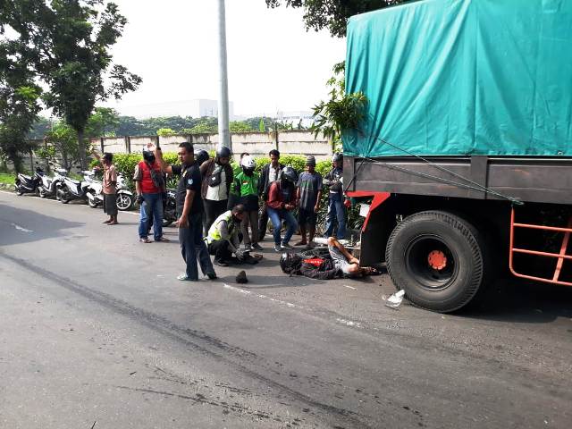 Kondisi kecelakaan di kawasan Lingkar Timur, Buduran Sidoarjo sebelum dievakuasi petugas. 
