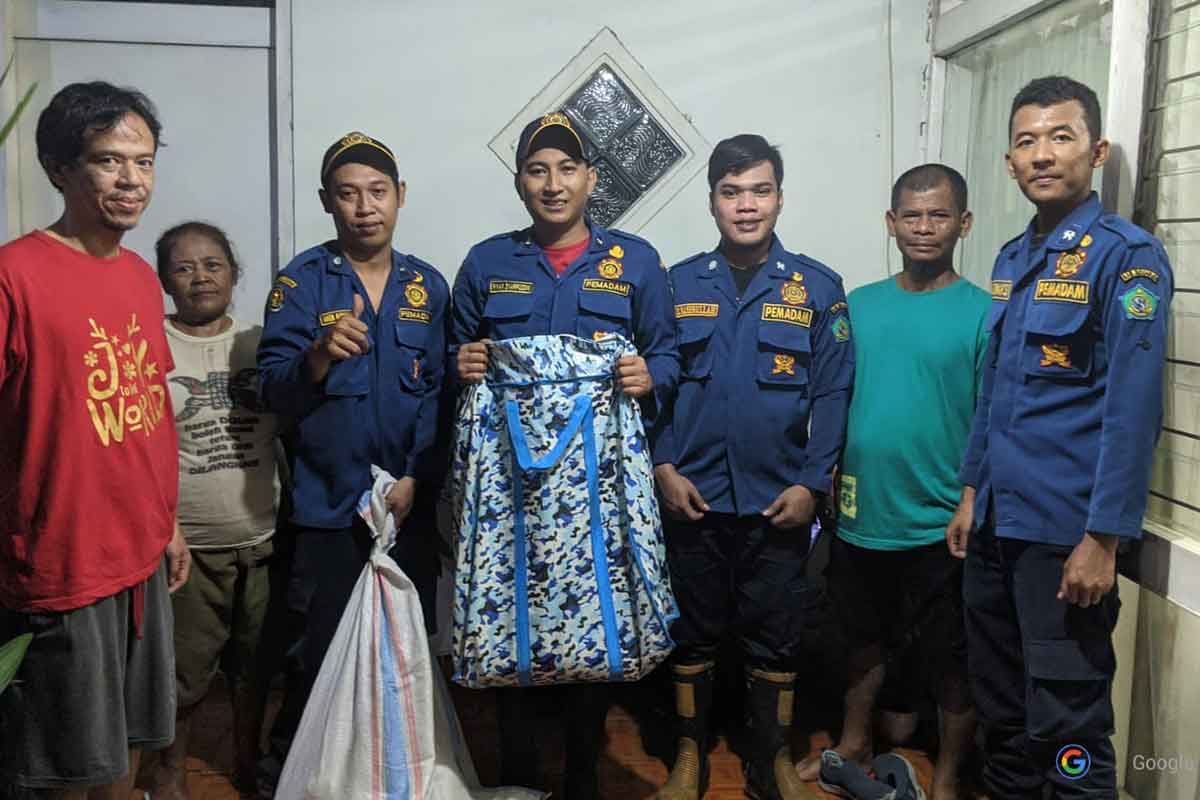 Tim rescue PMK Pos Waru bersama warga usai melakukan penangkapan dua ular sanca sepanjang 4,5 meter.