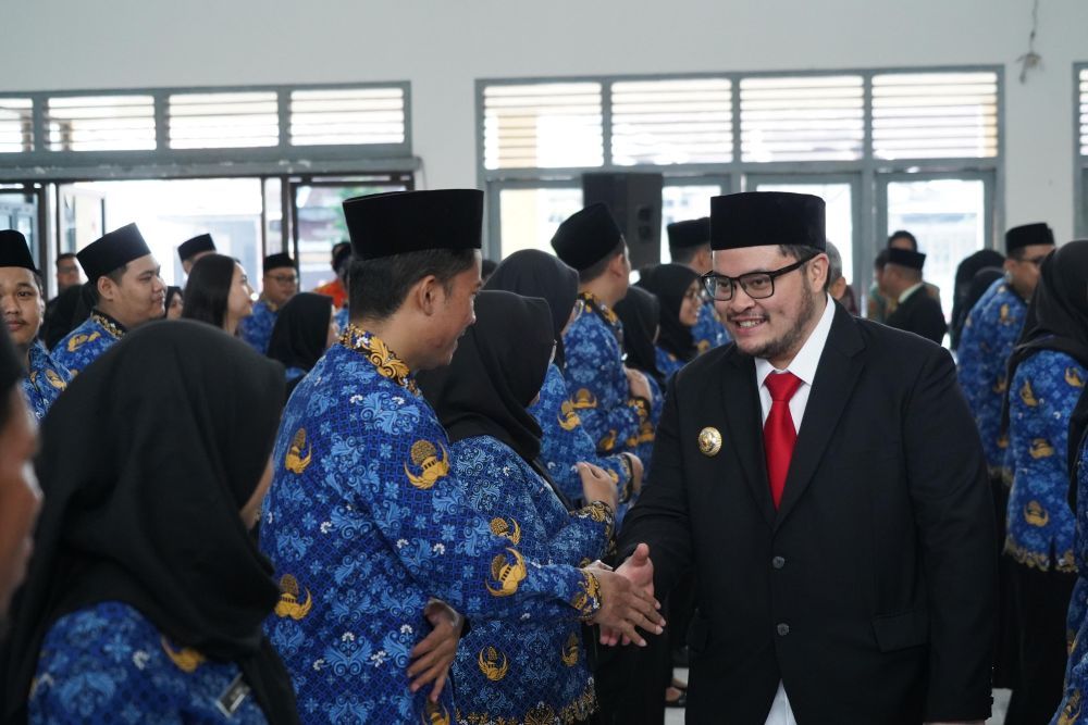Bupati Kediri Hanindhito Himawan Pramana saat menyalami para ASN. (Ist). 