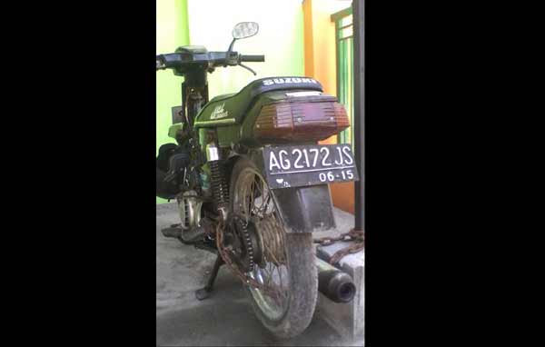Sepeda motor yang ditemukan warga yang kemudian diamankan di pos polisi Sub Sektor Ngasem. (foto: dendi martoni/BANGSAONLINE)