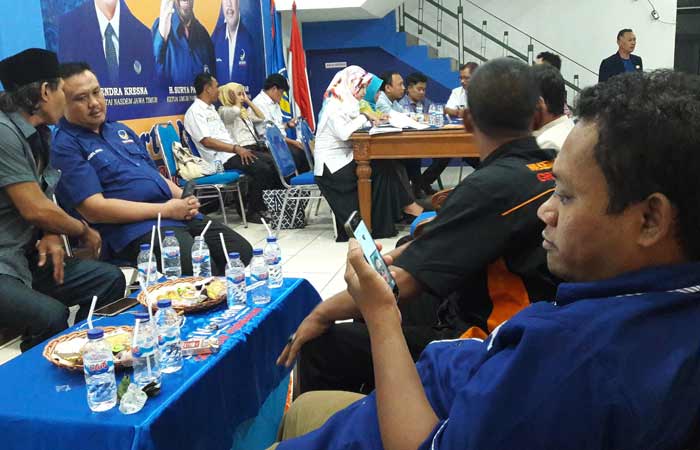 Jajaran pengurus DPD Nasdem saat menjalani verifikasi KPUD. foto: SYUHUD/ BANGSAONLINE