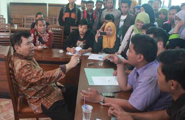 Rektor Unirow, Hadi Tugur saat menolak surat pemberhentian dirinya karena alasan redaksional. (foto: BANGSAONLINE)