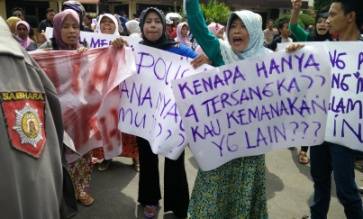 Warga pamoroh saat melakukan aksi di Mapolres Pamekasan. (rizal/BANGSAONLINE)