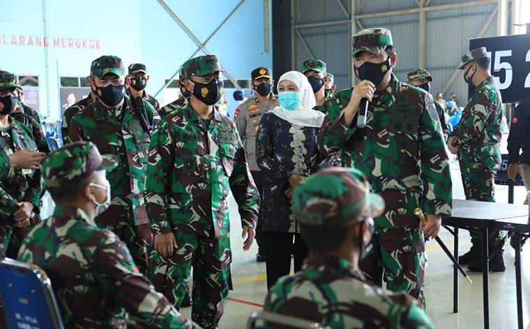 Gubernur Jawa Timur dan Panglima TNI saat melakukan peninjauan pelaksanaan vaksinasi anggota TNI di Malang Raya.