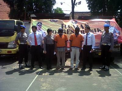 ?Para maling dan barang bukti dipamerkan Polres Gresik. foto:muhammad shopii/bangsaonline