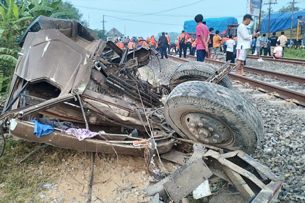 Kondisi truk gandeng saat tertabrak kereta api di Jombang.