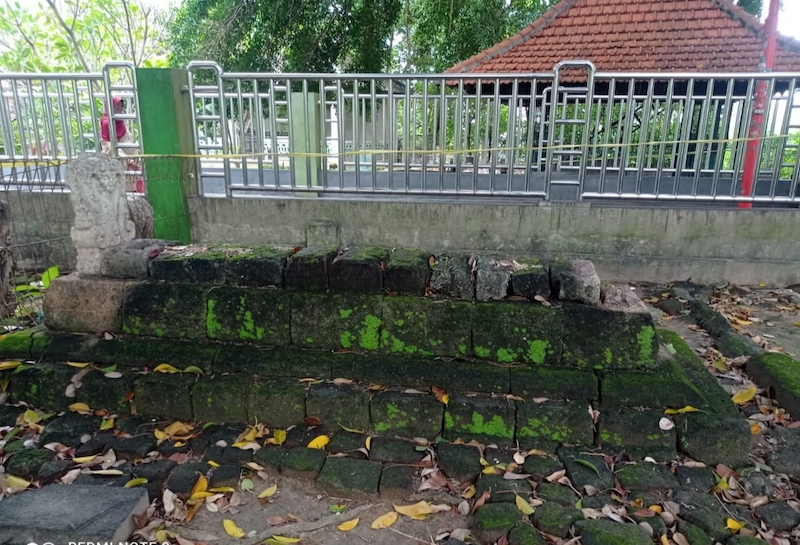 Kondisi Makam Mbah Tameng yang batu nisannya hilang satu. Foto: Ist.
