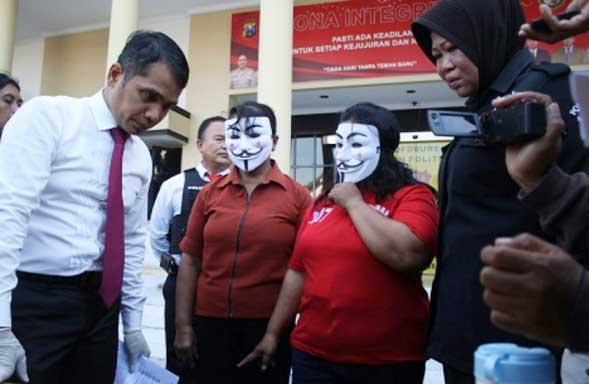 Mami mucikari pijat plus-plus saat diamankan di Mapolrestabes Surabaya.