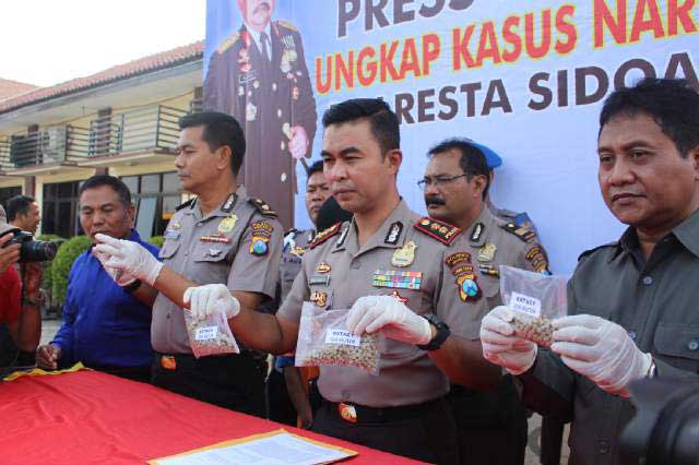 Kapolres Sidoarjo AKBP Muh Anwar Nasir saat menunjukkan barang bukti.