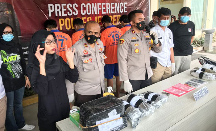 Wakapolres Jember Kompol Kadek Ary Mahardika saat menggelar press conference di halaman Mapolres Jember, Sabtu (12/6).