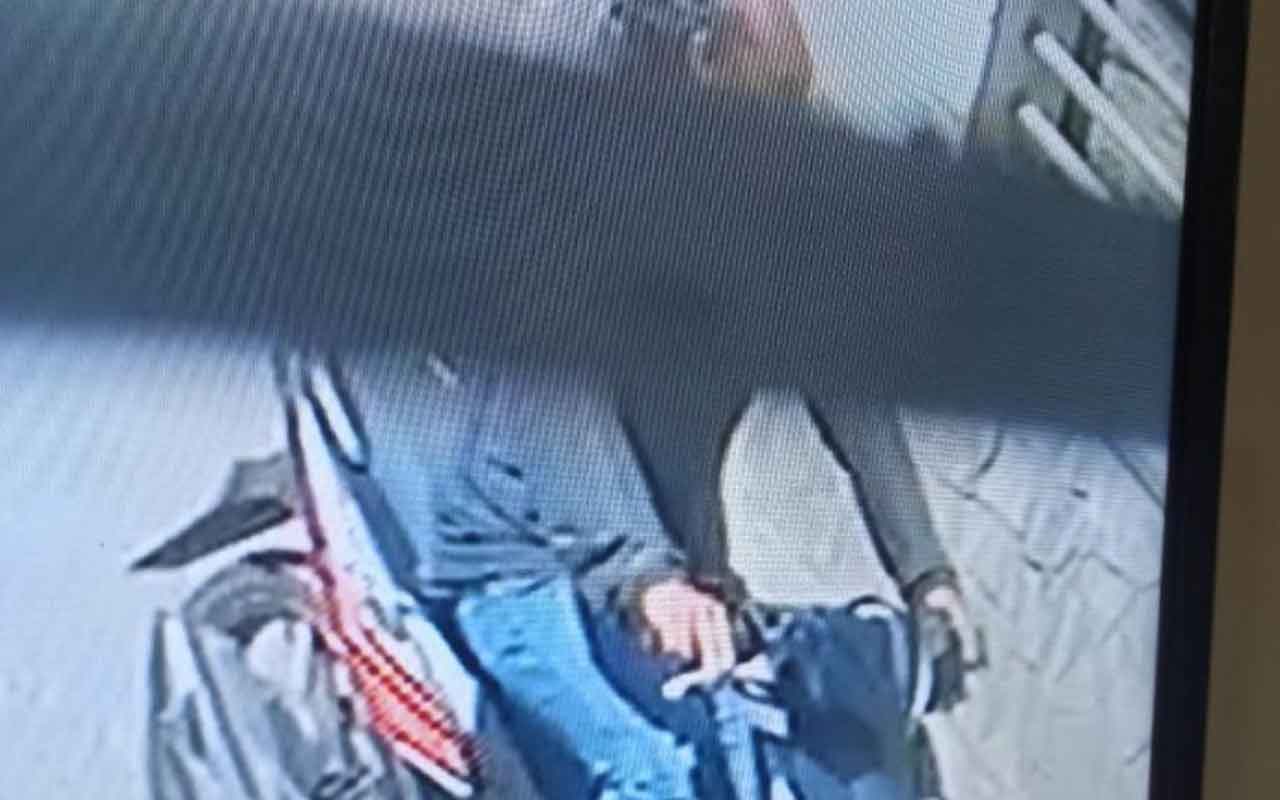 Tangkapan layar rekaman CCTV aksi penjambretan yang dilakukan di Jalan Darmoyudo, Purworejo, Kota Pasuruan, Minggu (3/8/2025). Foto: Ist.