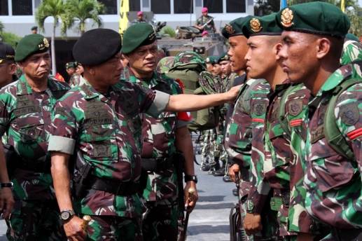 CEK – Panglima TNI Jendral TNI Dr Moeldoko kala mengecek kesiapan prajurit peserta Latihan Gabungan (Latgab) TNI di Dermaga Kolinlamil Tanjung Priok Jakarta Utara, Minggu (25/5/2014) lalu. foto : Puspen TNI for BangsaOnline