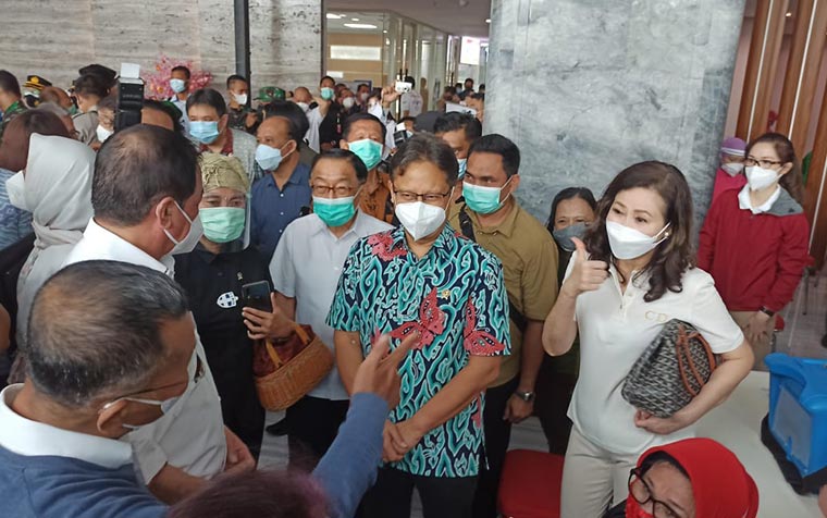 Menkes RI, Budi Gunadi Sadikin (baju batik) saat meninjau vaksinasi untuk lansia.