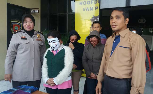 Pemilik dan terapis pitrad yang diamankan Polisi dalam razia bulan Ramadan. foto: BANGSAONLINE