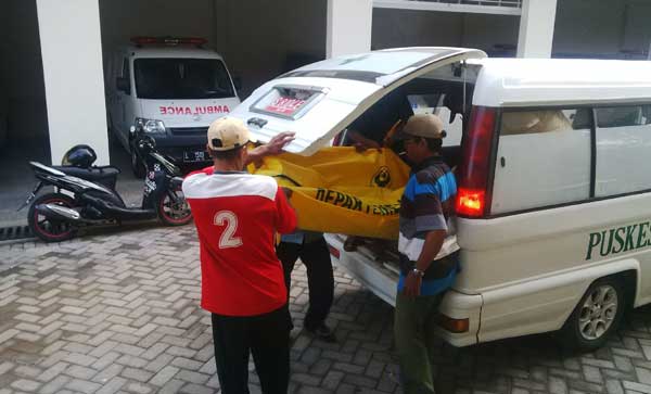 Korban saat dievakuasi petugas puskesmas yang akan dibawa ke rumah sakit unutk keperluan otopsi. foto: suwandi/ BANGSAONLINE