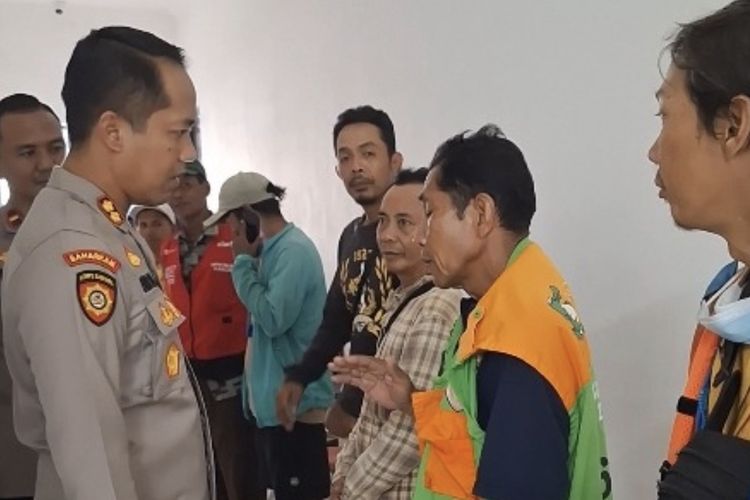 Pelaku saat diperiksa oleh anggota polisi