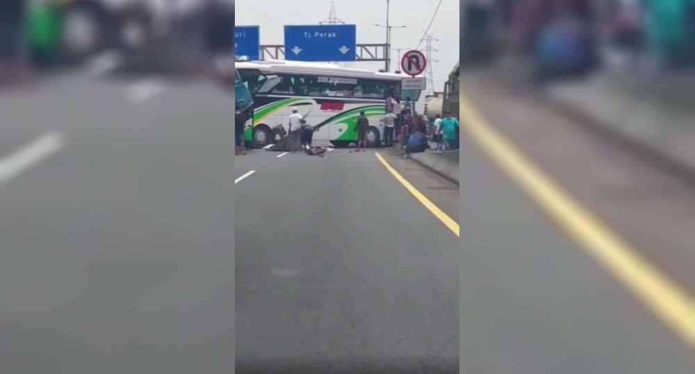 Proses evakuasi bus di Jalan Tol Dupak arah Waru.