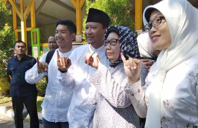 Cabup Pasuruan Gus Irsyad Nyoblos Bersama Keluarga di TPS 02 Purwosari.