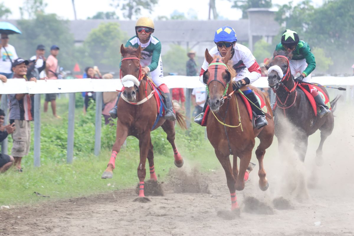  Para atlet berkuda saat memacu kuda di arena Desa Pikatan. (Ist)