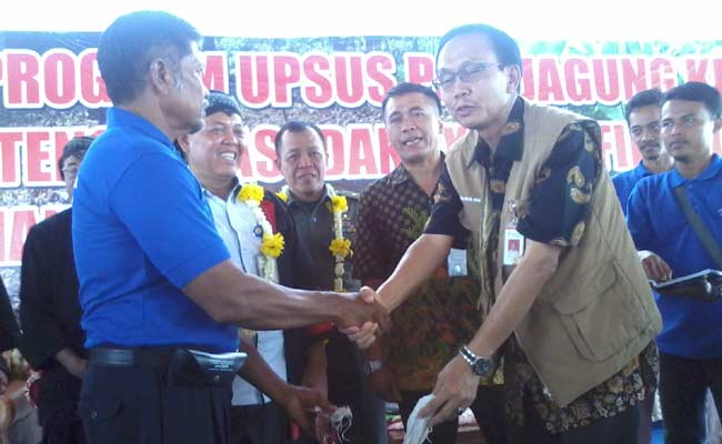 Kepala Bulog berjabat tangan dengan perwakilan petani. Keduanya siap bekerja sama dalam penyerapan hasil pertanian. foto: BANGSAONLINE