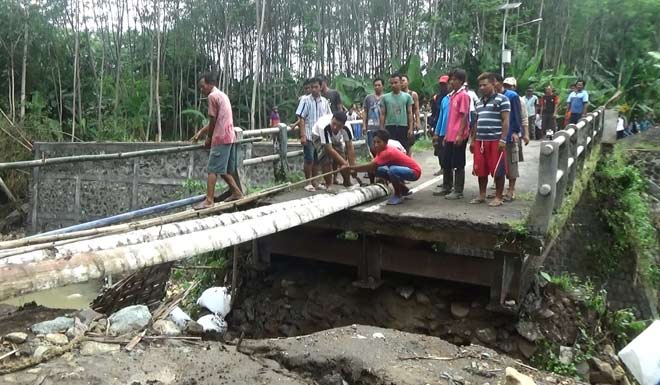 Jembatan Penghubung Antar Desa Di Kalidawir Tulungagung Putus