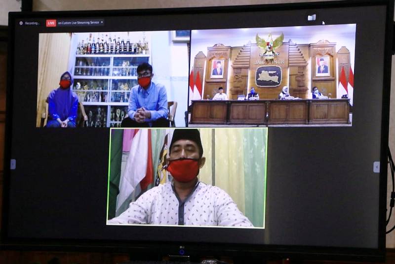 Gubernur Khofifah juga berdialog dengan dua siswa lulusan SMAN 2 Lamongan yang berhasil masuk Fakuktas Kedokteran Unair lewat jalur SNMPTN. Dua siswa tersebut Nabila Rahmaniah dan juga Lorence Okta F.L.