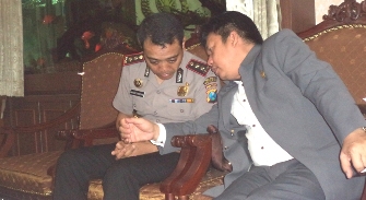 BERBINCANG – Komisioner Kompolnas, Edi Saputra Hasibuan (kanan) saat diterima oleh Kapolres Sidoarjo AKBP Anggoro Sukartono, di Mapolres Sidoarjo, Selasa (18/11). Edi datang ke Sidoarjo bersama Hamidah Abdurrahman,  juga komisioner Kompolnas. foto: nanang ichwan/BangsaOnline