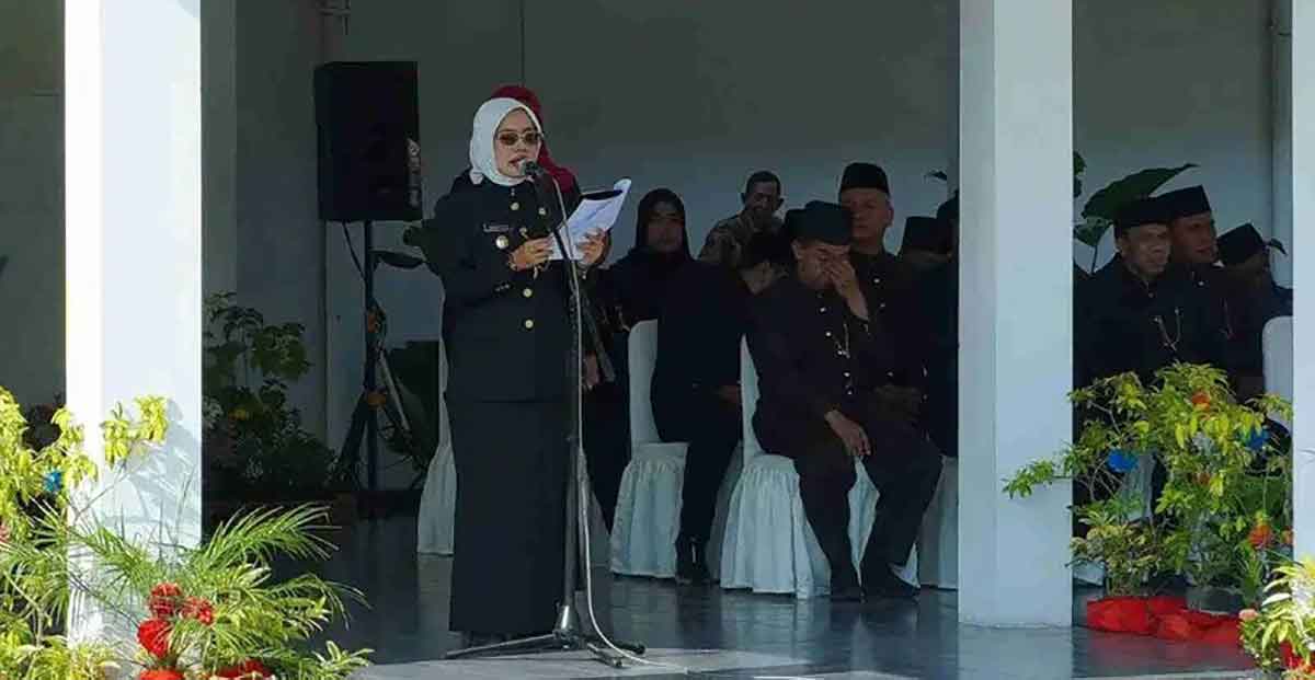 Wakil Bupati Kediri, Dewi Mariya Ulfa, saat membacakan amanat Gubernur Khofifah.