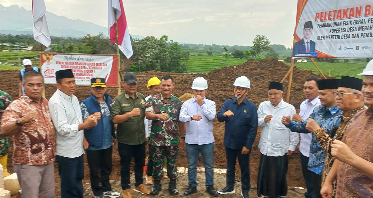 Peletakan batu pertama pembangunan KDMP di Desa Kembangbelor, Kecamatan Pacet, Kabupaten Mojokerto.