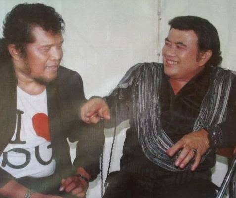 Ketua Umum DPP Fans of Rhoma and Soneta (Forsa) Surya Aka Syahnagra ngobrol dengan Rhoma Irama. foto:repro ri-for-ri.com