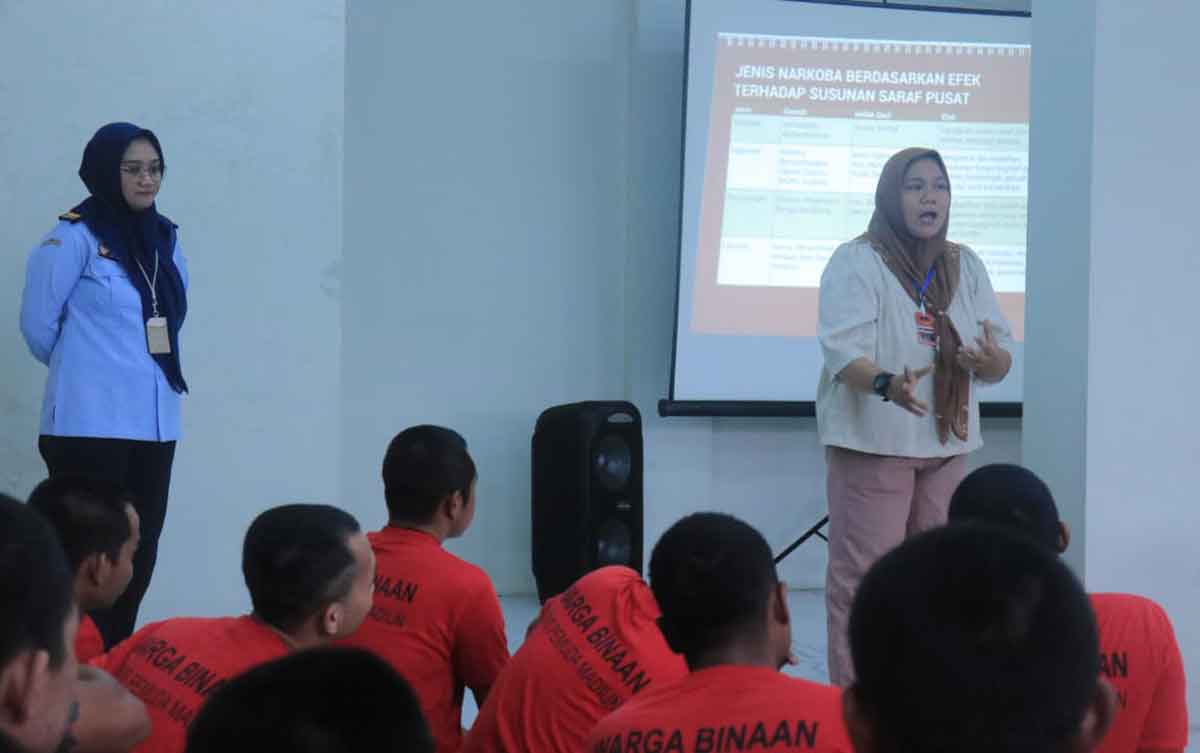 Para petugas dari Lapas Pemuda Madiun bersama yayasan konseling dan rehabilitasi Rasha saat memberi materi kepada warga binaan.