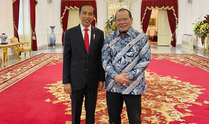Ketua DPD RI AA La Nyalla Mahmud Mattalitti foto bersama Presiden RI Joko Widodo di Istana Merdeka, Jakarta, Kamis (23/1) pagi.