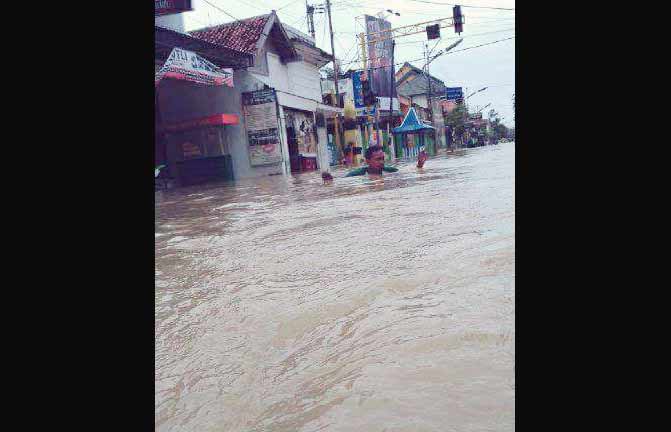 Kondisi terakhir kota Sampang pasca meluapnya Sungai Kemuning. foto: Abdul Halim, anggota DPRD Jatim dapil Madura untuk BANGSAONLINE