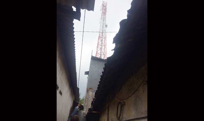 Lokasi tower milik PT. Dayamitra Telekomunikasi setinggi 30 meter, berada di Jl. Mayjen Sungkono Kelurahan Buring, Kecamatan Kedungkandang, Kota Malang. foto: IWAN/ BANGSAONLINE