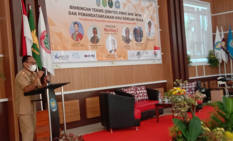 Kepala Dinas Pendidikan Kabupaten Trenggalek Totok Rudijanto saat memberikan sambutan. (foto: HERMAN/BANGSAONLINE)
