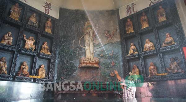 MANDI: Patung-patung di Klenteng Hong San Kiong saat disirami. foto: rony suhartomo/ BANGSAONLINE