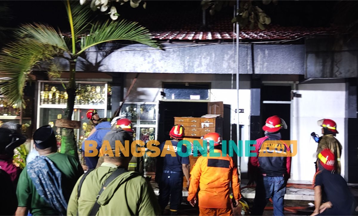 Salah satu ruangan MTsN 1 Kota Kediri yang terbakar. Foto: Muji Harjita/BANGSAONLINE