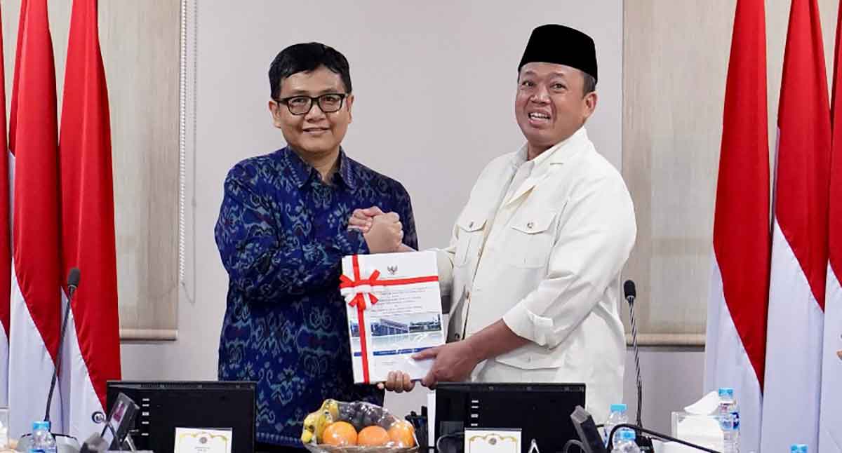 Menteri ATR/BPN saat menerima laporan hasil pemeriksaan BPK. 