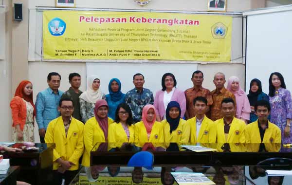 8 mahasiswa Ubhara bersama para orang tuanya saat pelepasan keberangkatan oleh Rektor. (foto: nisa/BANGSAONLINE)